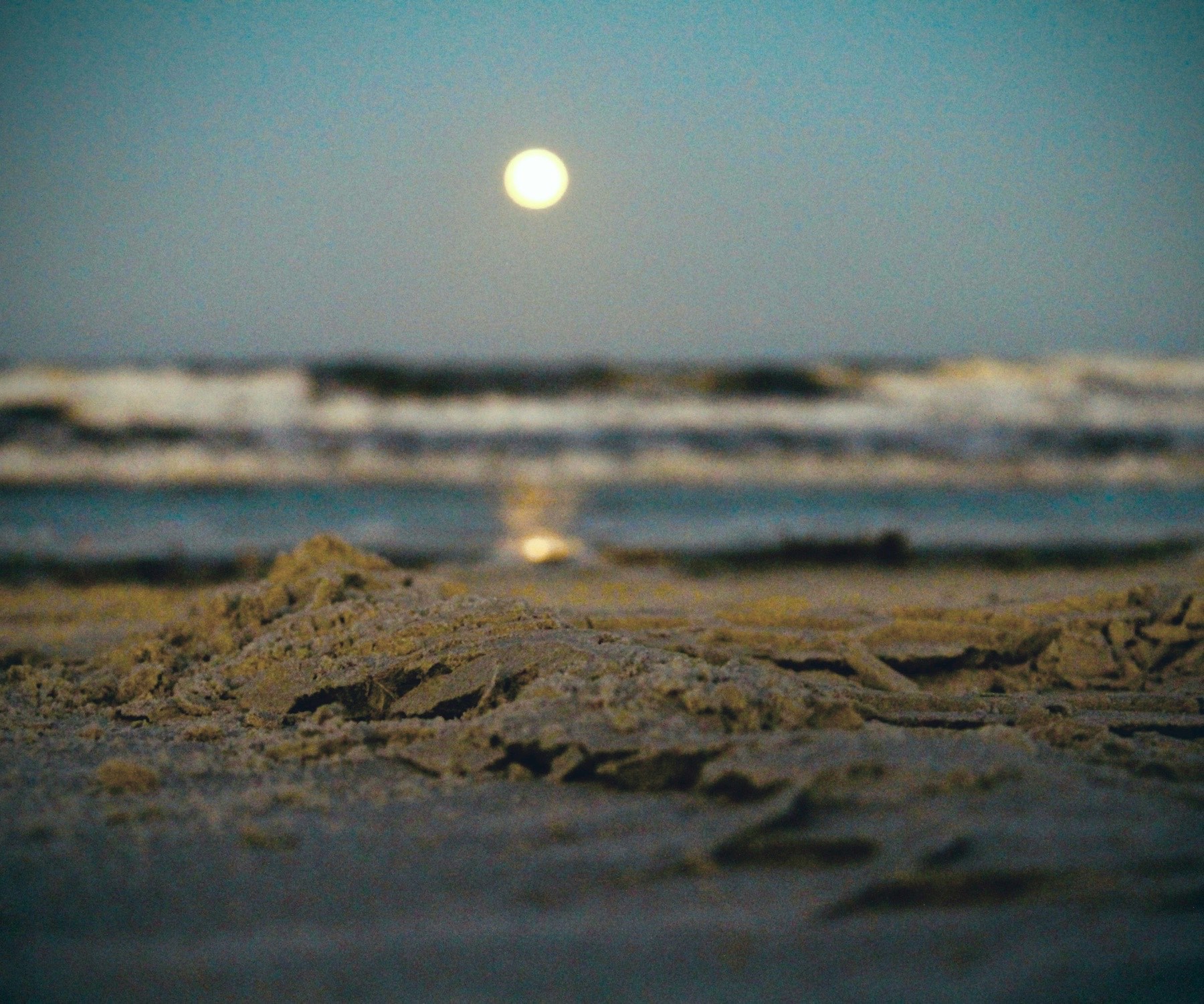 Moonrise over the ocean. Illuminaé by Bess